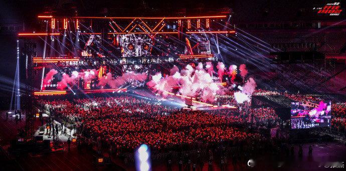 #张杰演唱会大屏上的一家三口#好羡慕能够去到张杰演唱会的友友们阿，能够现场听到张