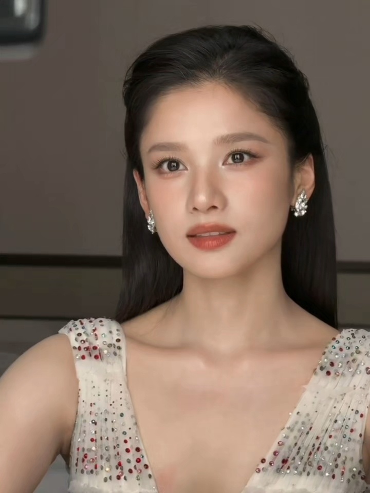 张婧仪的脸动态更绝 一定要怼脸才美