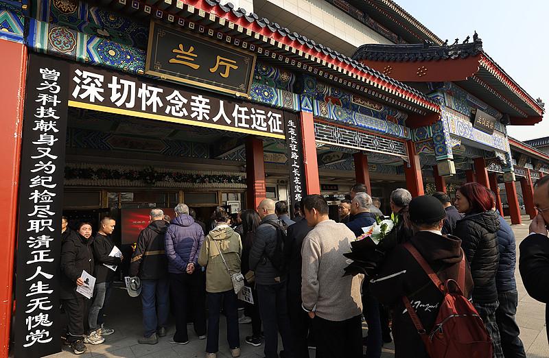 龚爽告别仪式现场曝光，丈夫全程沉默，父亲瘫软在地，张韶涵谭维维送花圈
9月9日清