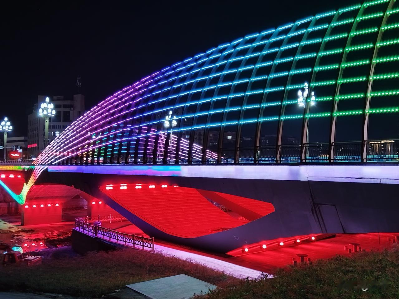 广安有个地方叫城南
城南有座桥叫莲花大桥
莲花桥边无莲花
却有美丽的灯光秀
广安