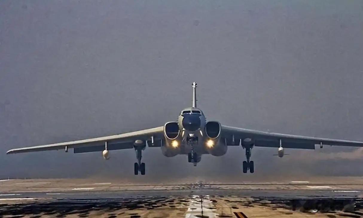 轰-6轰炸机是国人误解最大的一款轰炸机。
首先轰-6确实是仿制上世纪苏联的老旧图