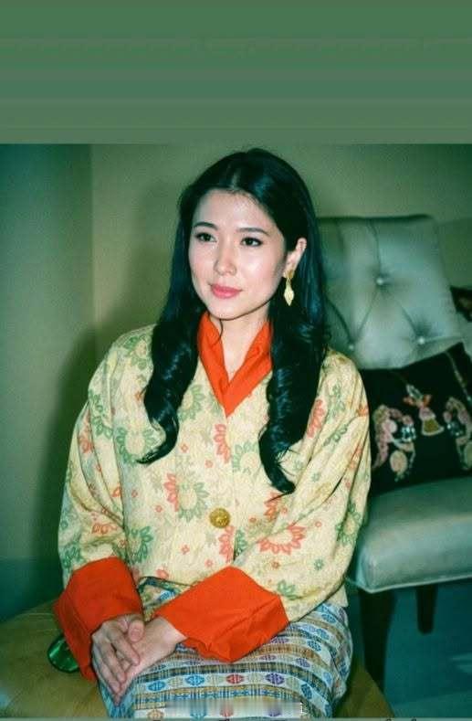 王室[超话]王室不丹王室 老照片：县城王室的女眷年轻时，县城的女眷没有长得丑的，