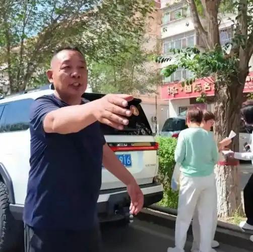 许昌的房东试图向胖东来涨租，这基本上是自寻死路。
报应很快就来了。
 
于东来7