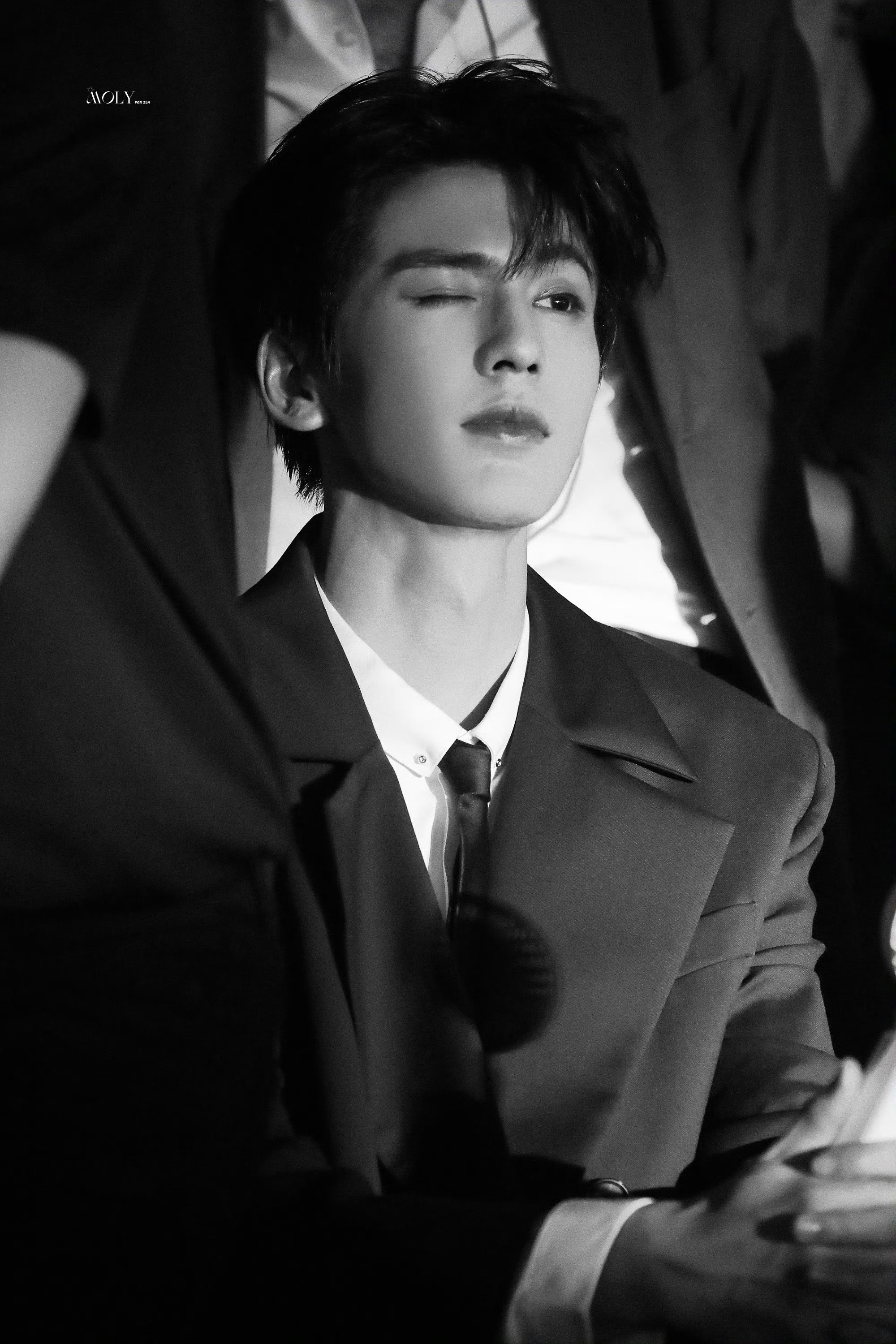 反复回味中，不懂张凌赫前两天墨镜黑风衣有多帅的人有难了…完全是巨星登场的感觉🥵