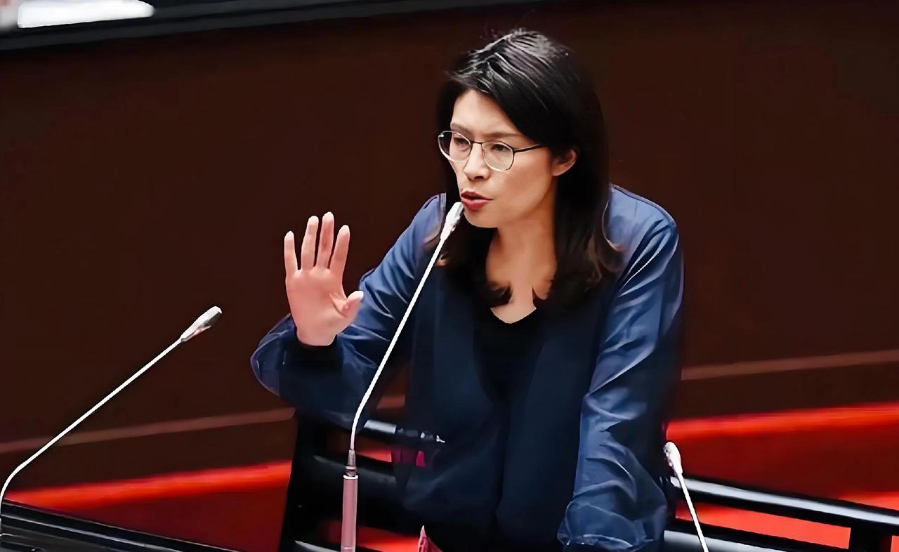 郑丽文在就职演讲时扣人心弦，字字戳心。
在台湾她是一个人尽皆知的“女政客”，不但