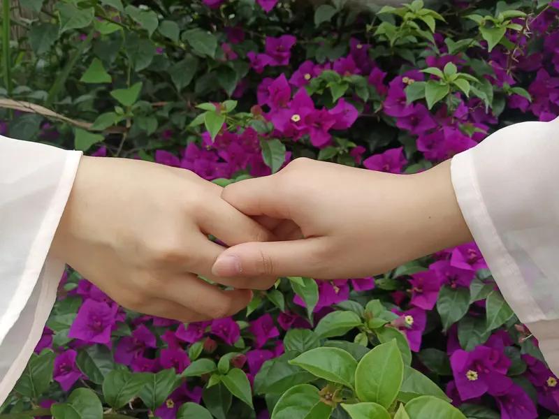 上联：笔端写尽痴心语；
下联：指尖弹遍缱绻情。