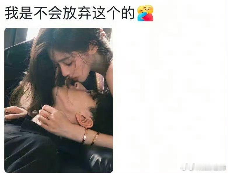 周也丞磊沙发扯领子共创视频好甜啊！这个乳鸽好宠 ​​​