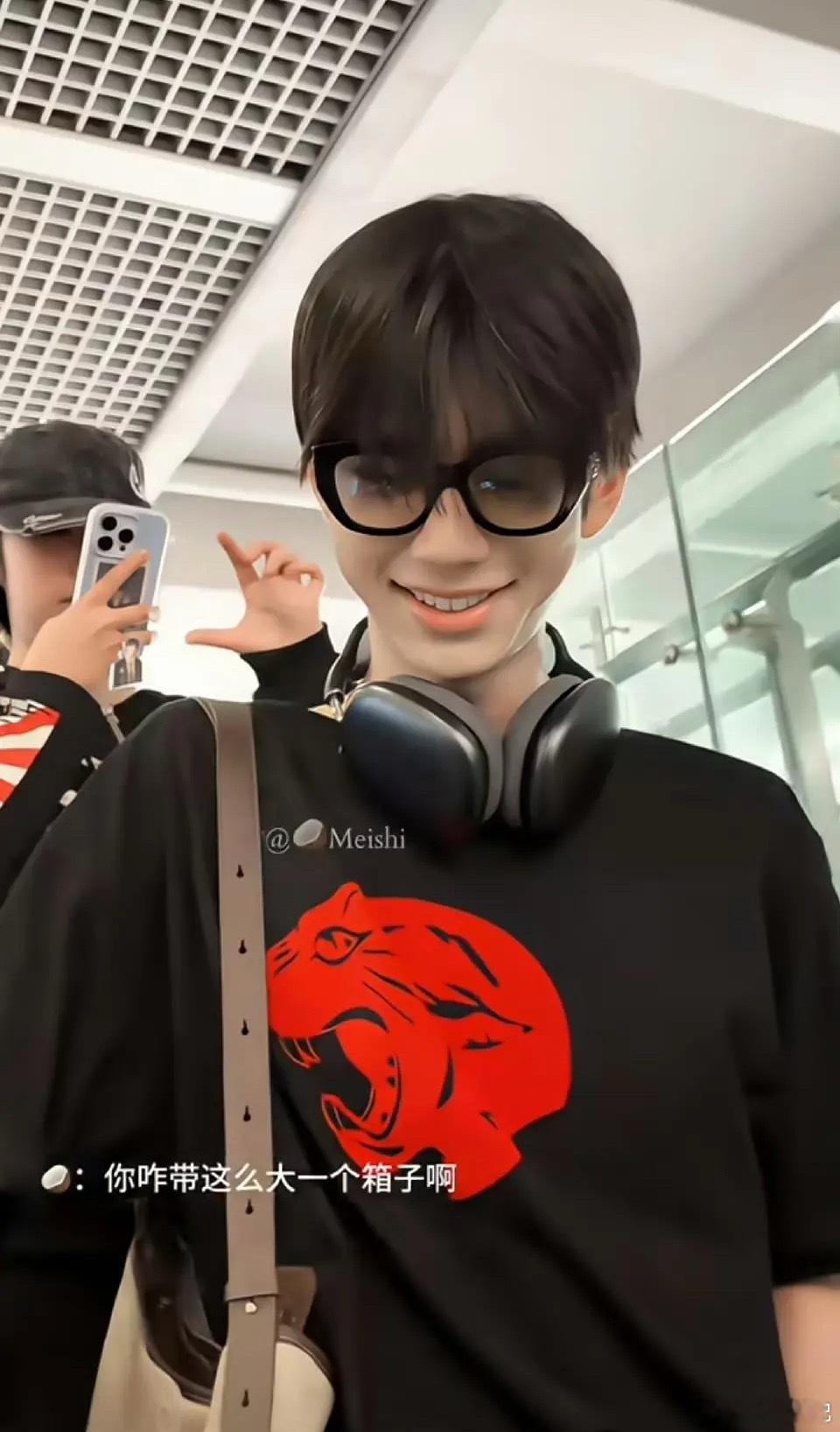 被真实之后，林子烨变成了假笑男孩了