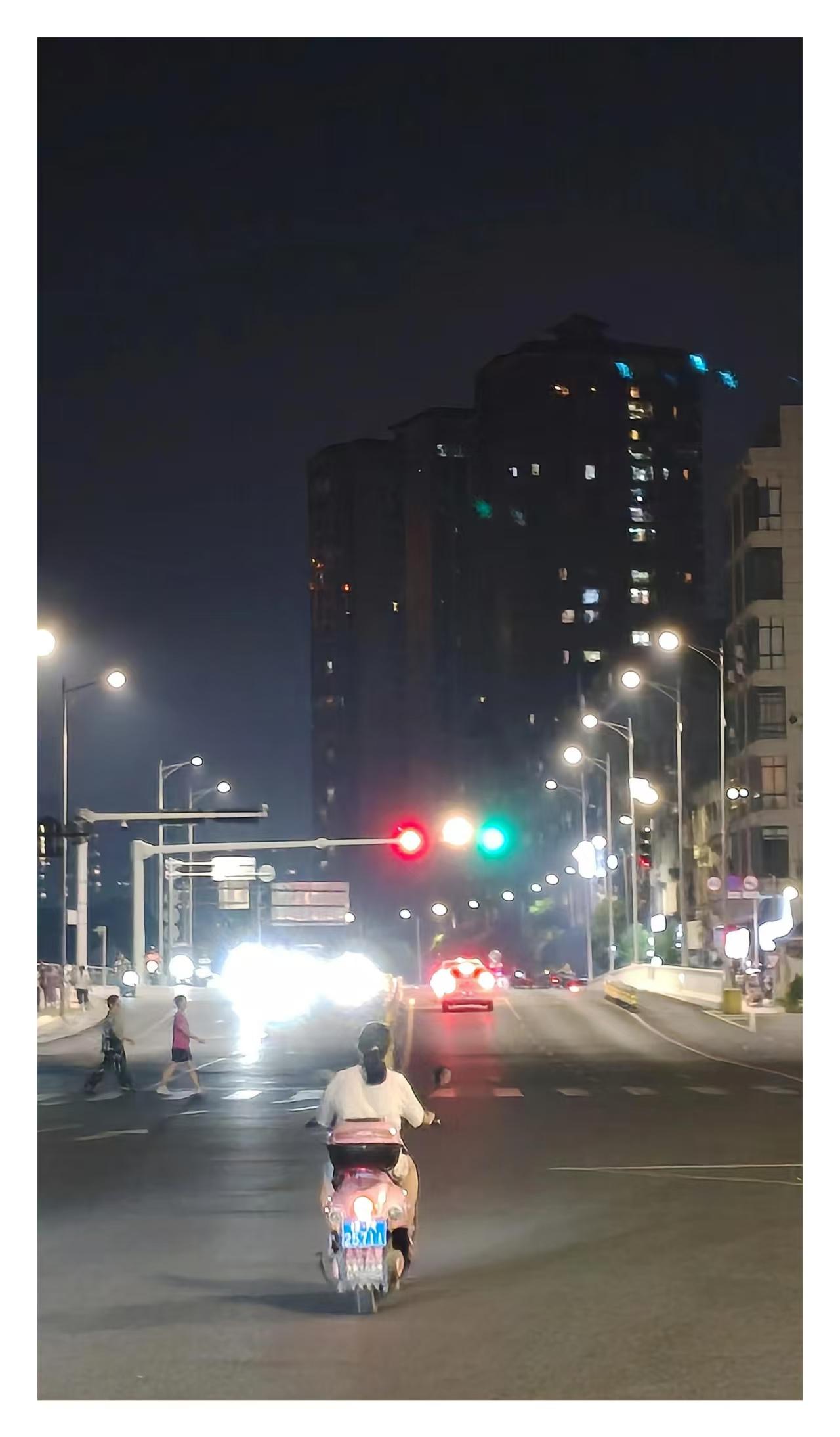 街上的夜景总是很美，总是让人流连忘返！