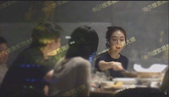 #姜妍恋情# 昨天刘大锤说要曝的“顶级身材85花恋情”是姜妍姐姐！！刘大锤称姜妍