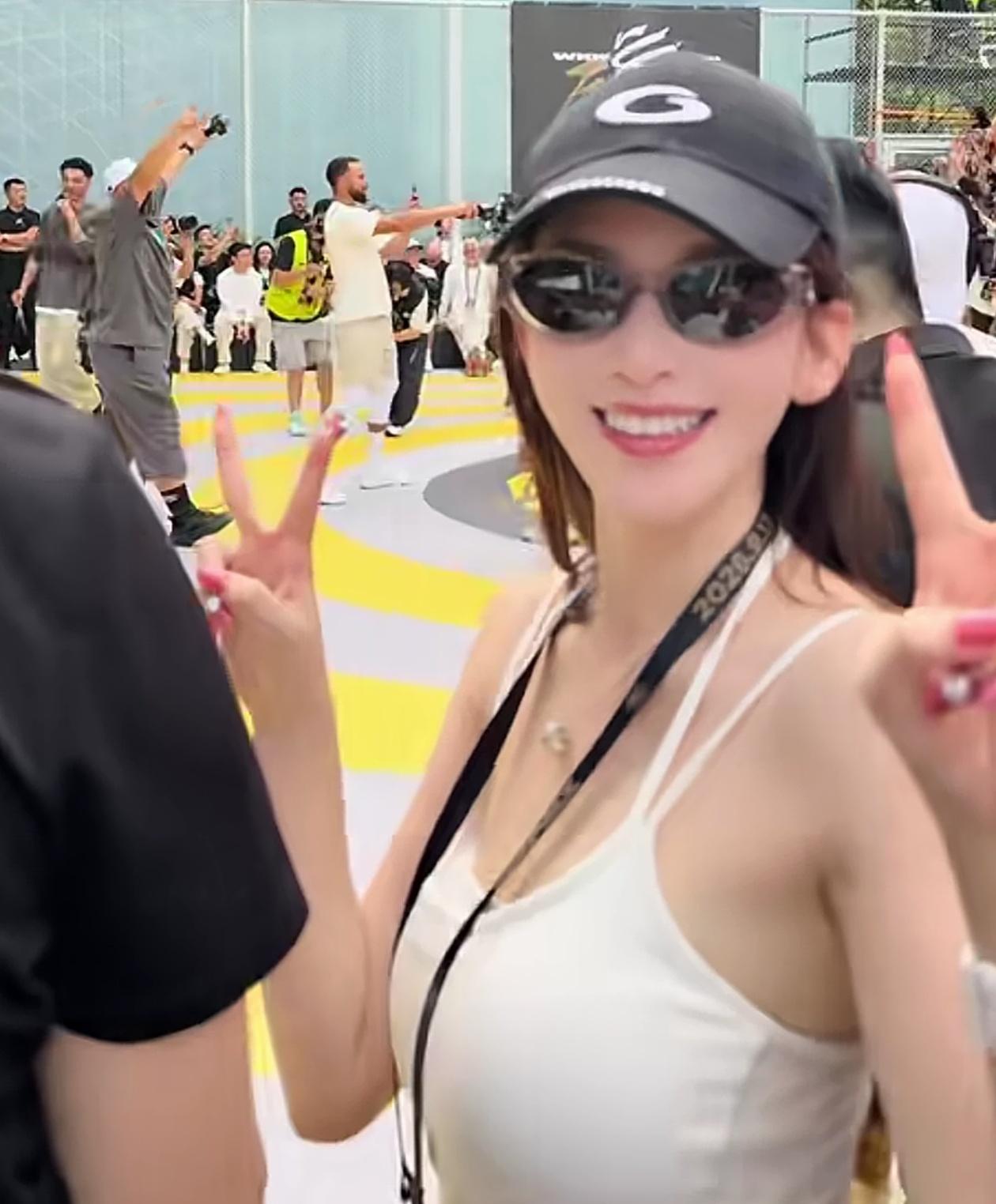 当库里来到中国以后，很多女网红纷纷化身球迷！

库里中国行期间出现了很多非篮球，