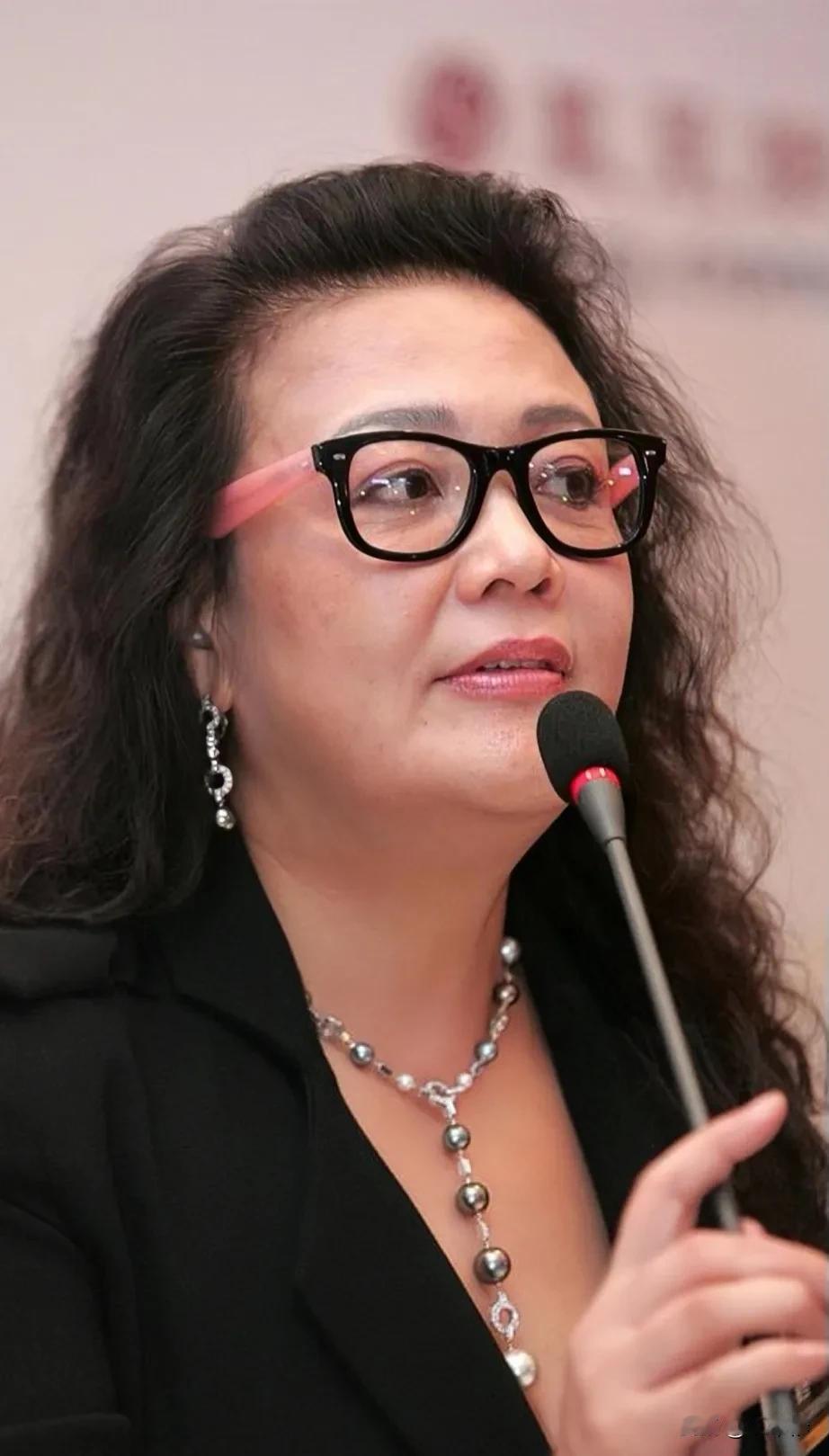 曾经的儿媳妇被人指控后，张兰见缝插针安排了一场直播，然而直播间喜气洋洋、载歌载舞