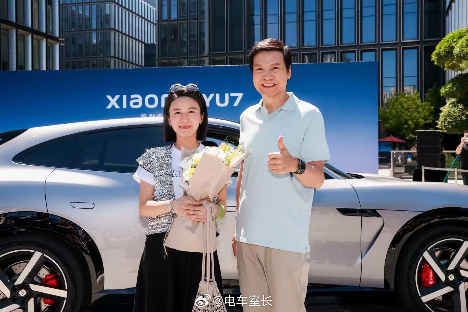 雷军与小米YU7首批车主合影雷总不来广州交车，自己给自己摆个C位[馋嘴][馋嘴]