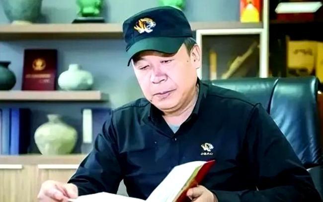 1984年，战斗英雄杜海山被推上法庭被告席，妻子含泪控诉："每月72块钱的工资，