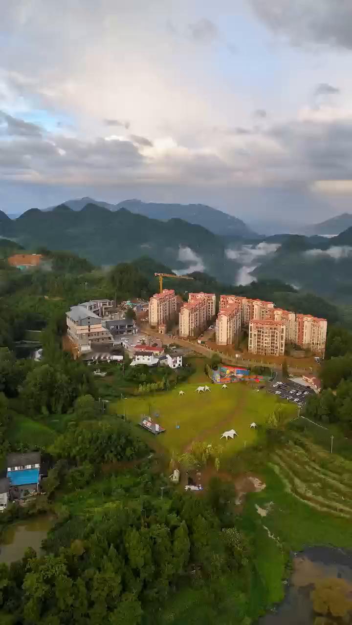 两后的天空。