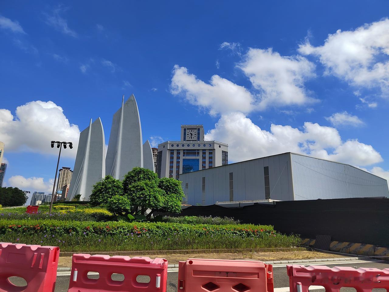 大家是否觉得湛江市区就好像一个大工地?道路上面挖，道路下面挖，即使不方便，但是湛