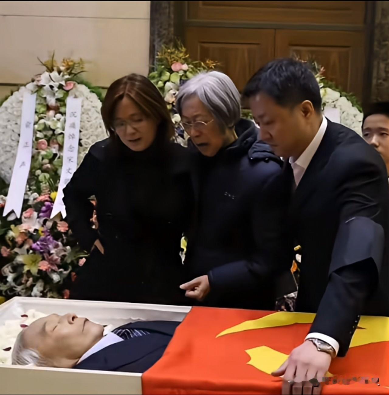 肃穆的告别大厅里，庄严肃穆的氛围弥漫开来。宋文骢院士静静地安卧在灵柩之中，一面鲜