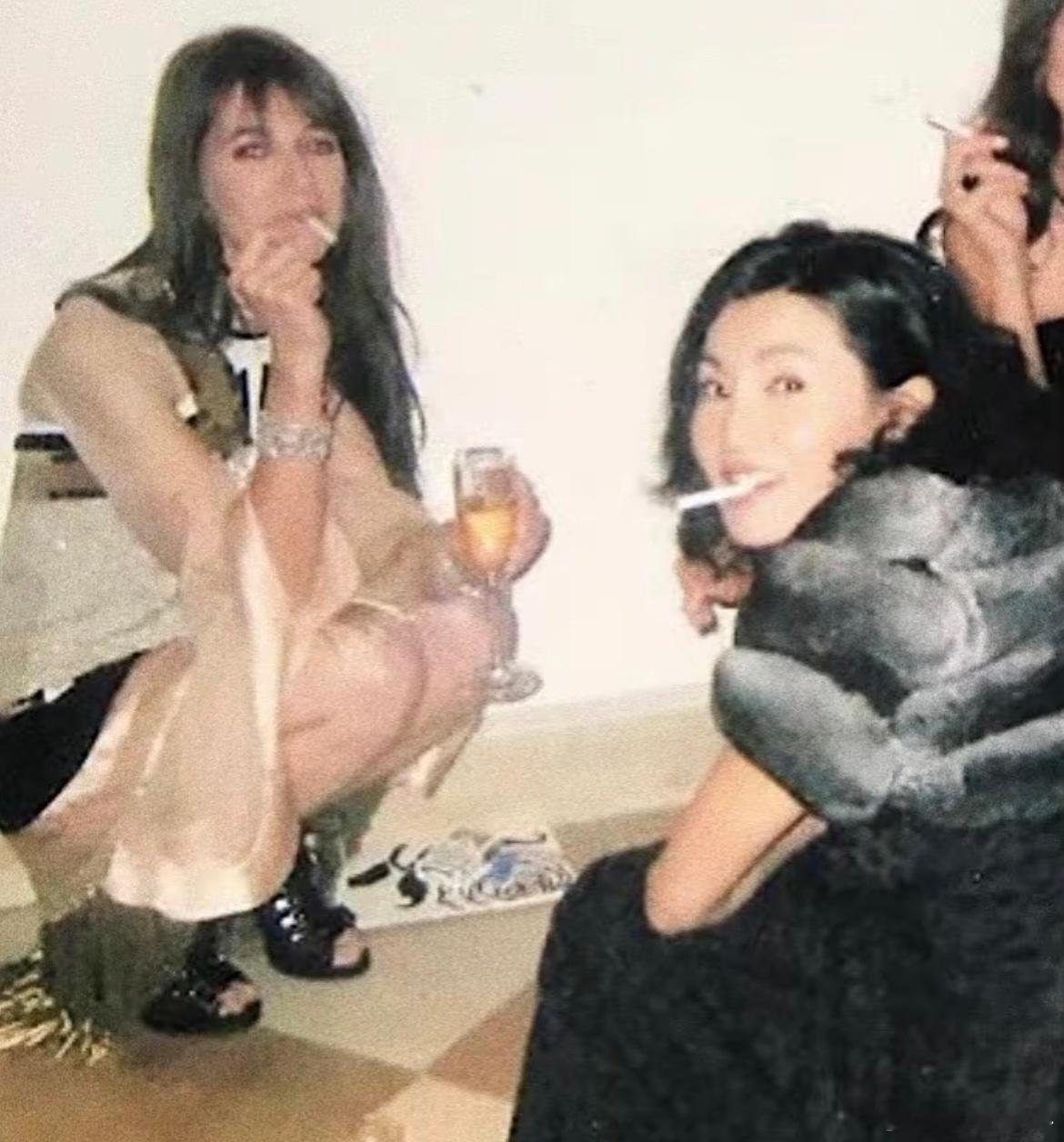 手机里总会存一些张曼玉的神图。她的时尚感是难以复制的。 ​​​