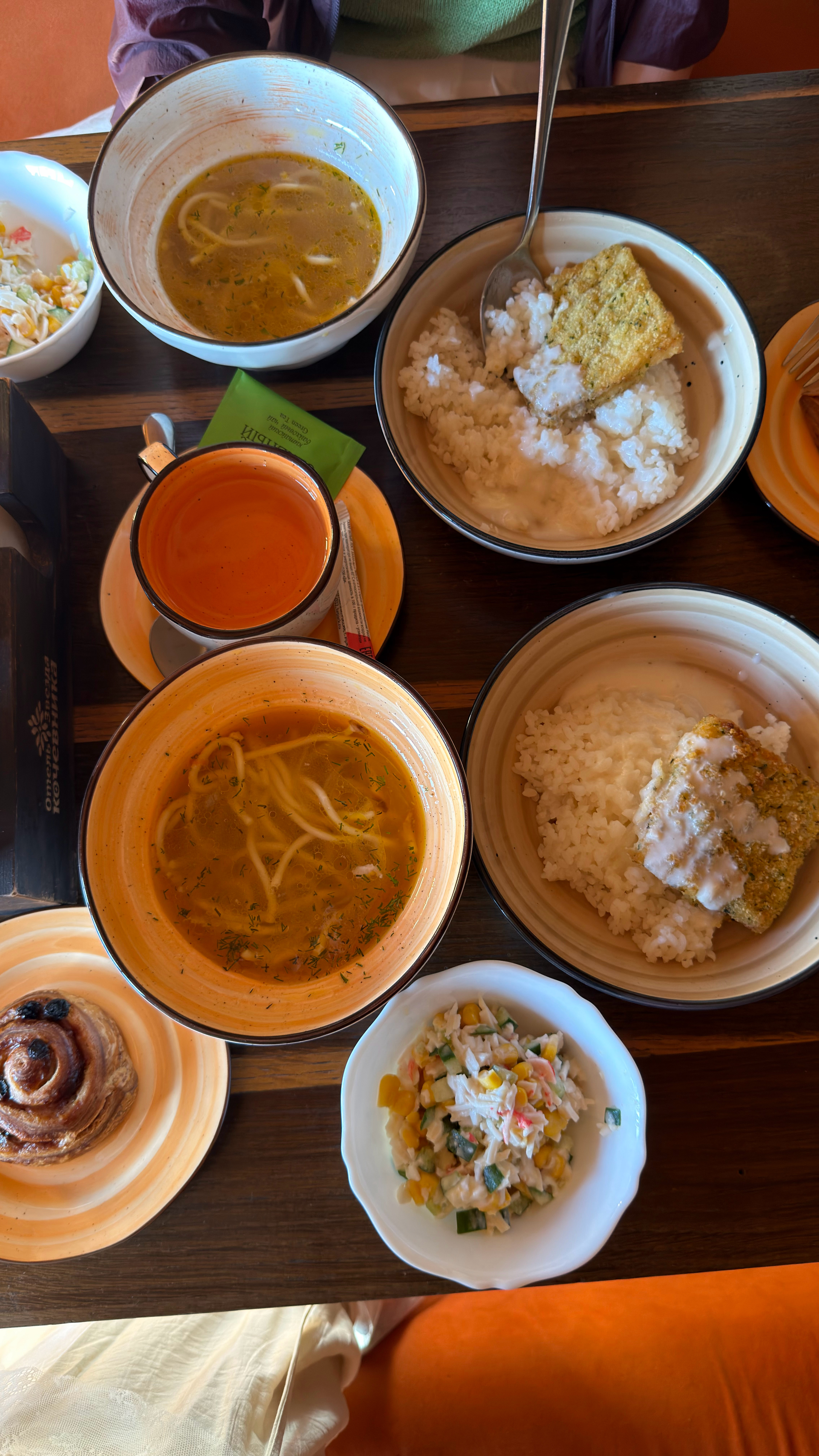 『贝加尔湖Day3』今天的晚饭，是主食配主食米饭配面条，大裂巴面包配小甜点面包含