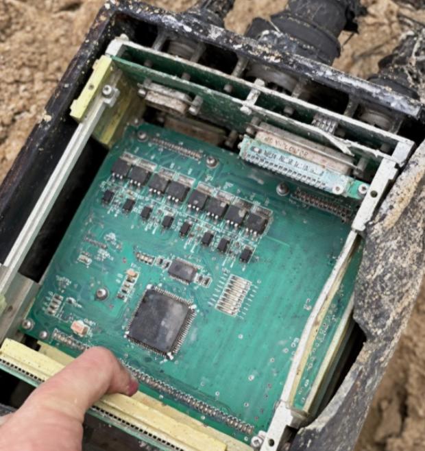 一枚被击落的伊朗导弹，肚子里的电路板照片被公开了。

2026年3月上旬，卡塔尔