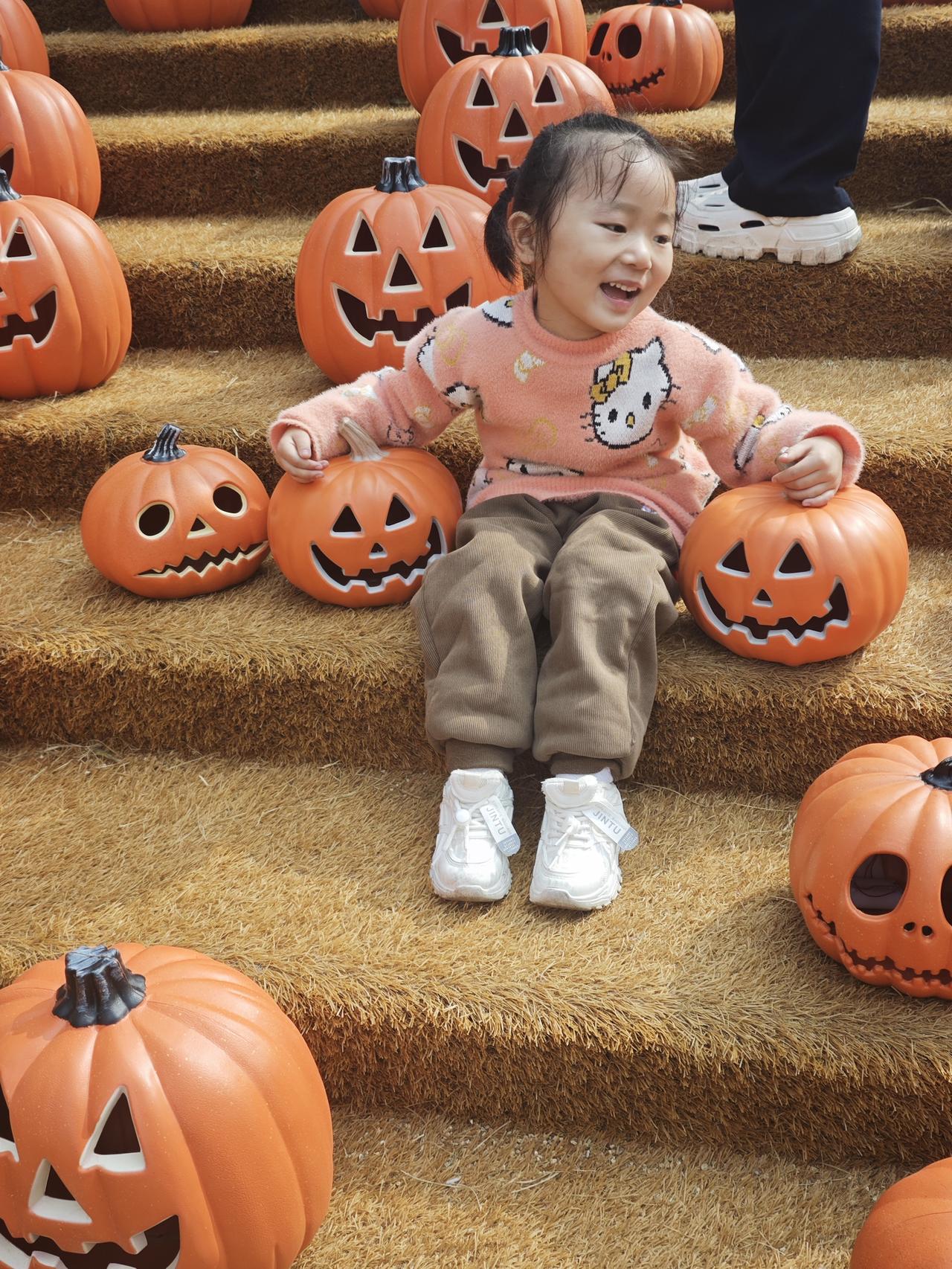 “国内这车摇头晃脑”，配上“爸爸的爸爸叫爷爷”这音乐，那画面感直接拉满！“爸爸的