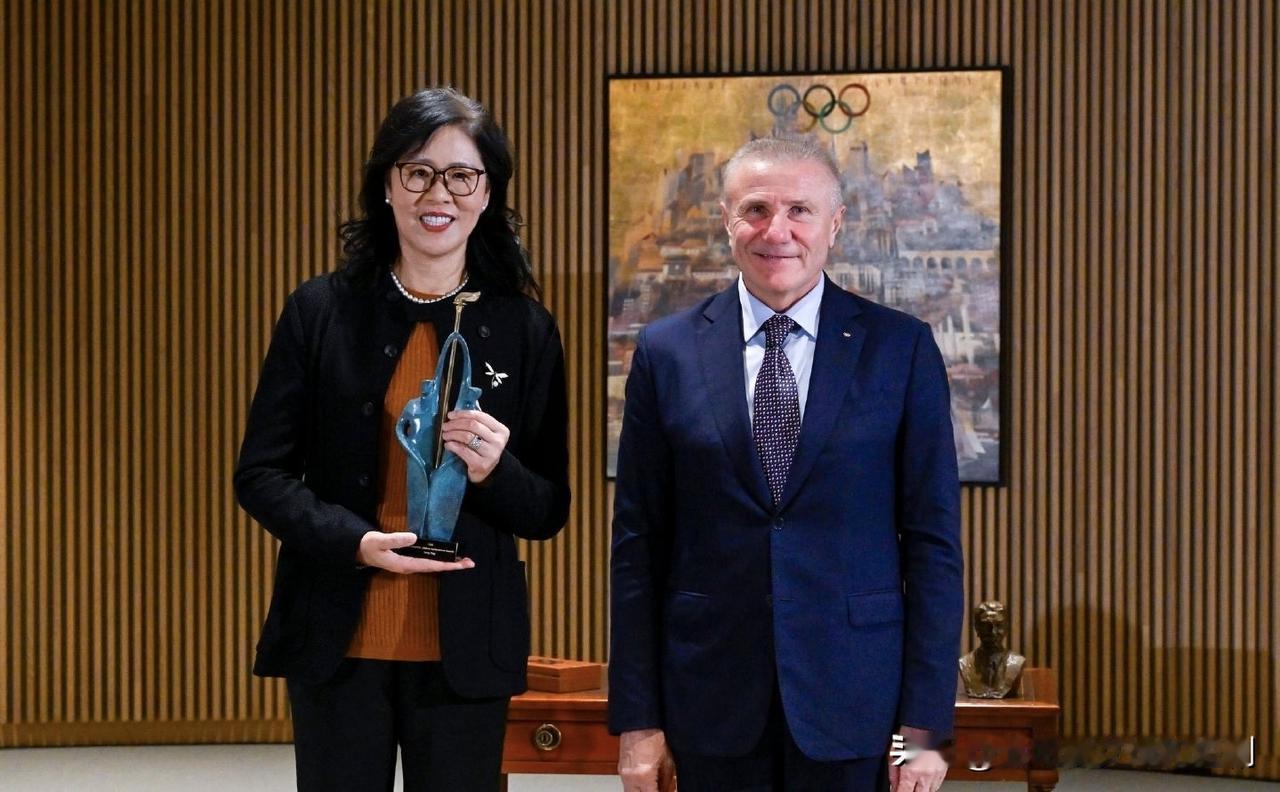 恭喜郎导！郎平获得国际奥委会颁发的教练终身成就奖！ 

中国女排教练郎平与来自古