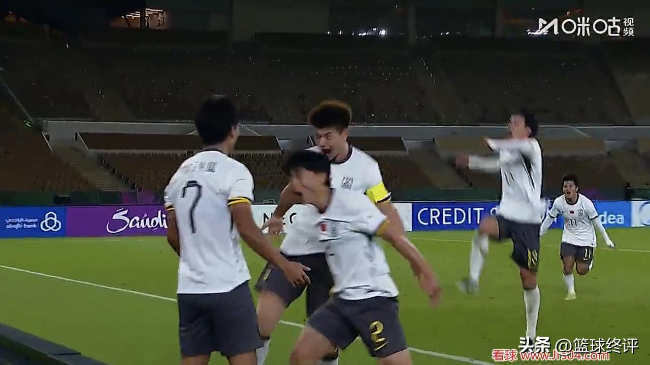 下半场开场10分钟中国连进两球。2-0领先越南队，马年好迹象，中国足球也辉煌一把