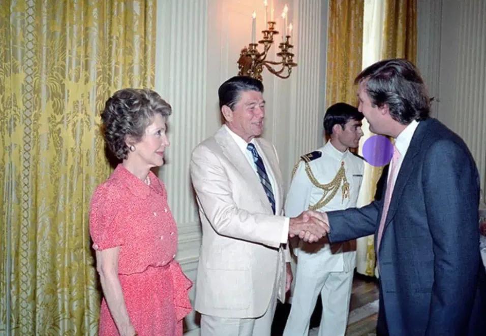 历史老照片：两位共和党总统的会面
1982年，当时还年轻的特朗普见到了里根总统。