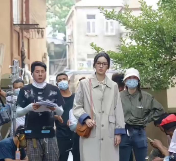 周也给人的感觉就总是一副漫不经心的样子 也不爱笑，也可以美女都比较高冷 还是期待