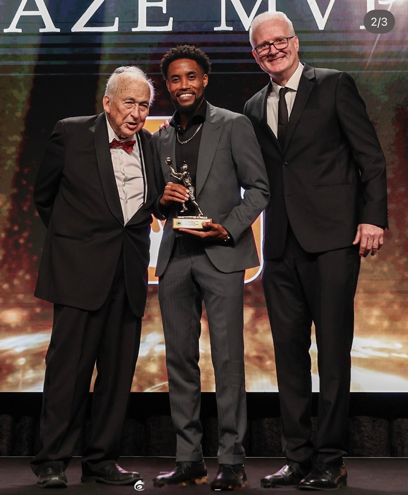 澳洲联赛NBL这运营水平没得说，在常规赛结束之后他们举办了一个隆重的个人奖项颁奖