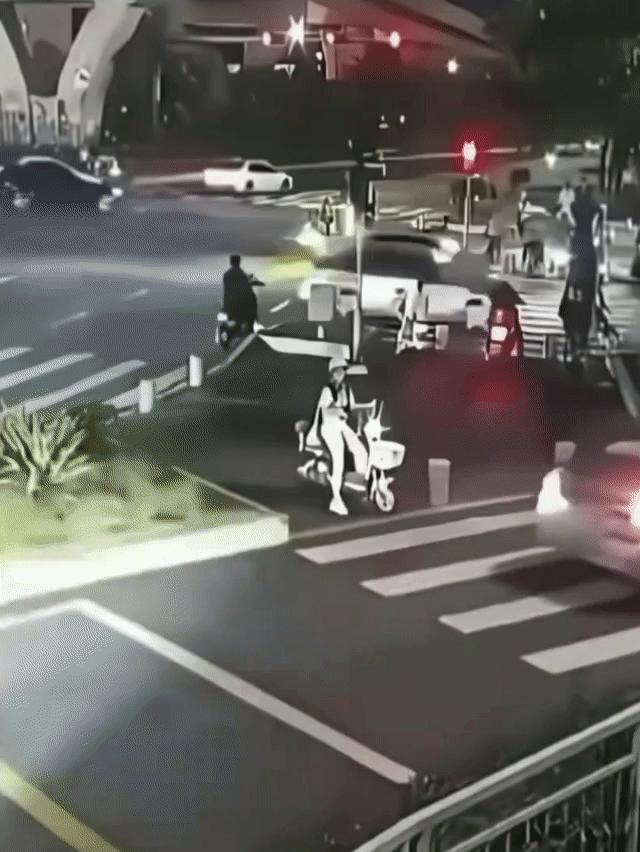 深圳龙岗惨剧
等个红灯就没了命，谁该为无辜生命买单？
 
谁能想到，规规矩矩等个