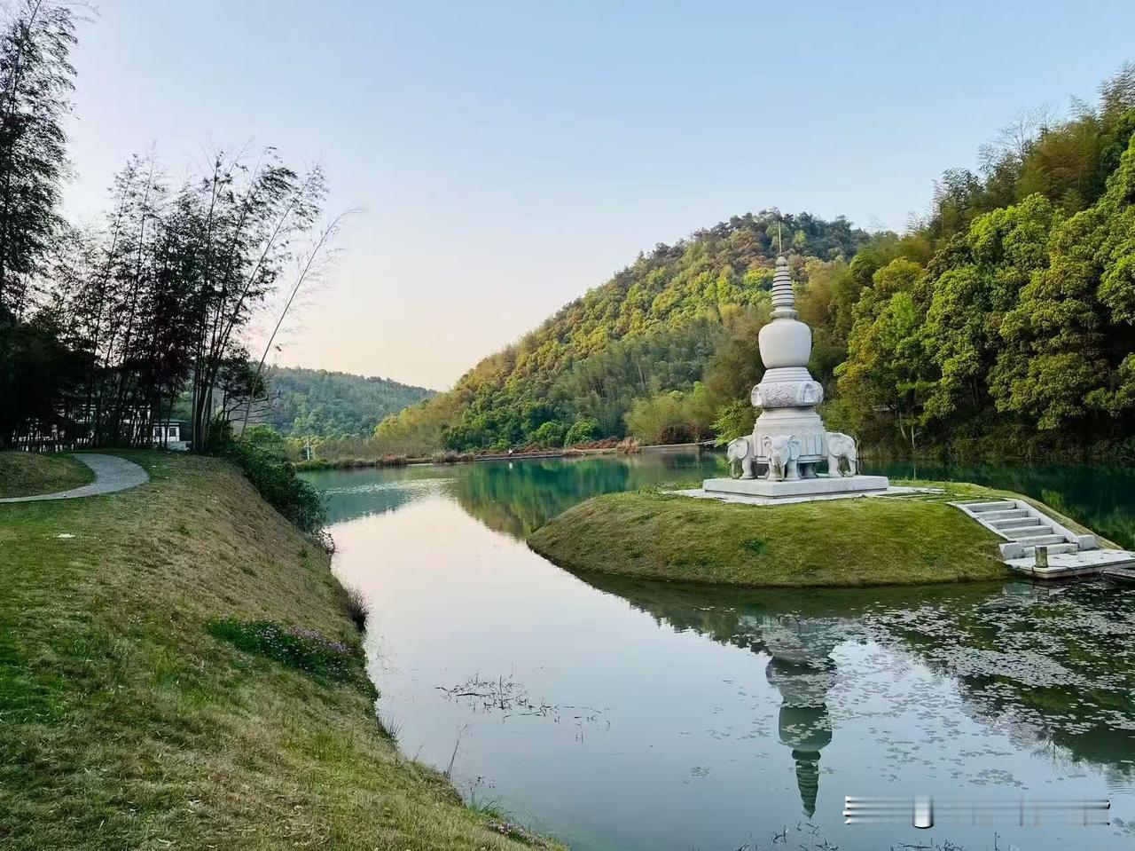 湖南常德，竹海禅院旅游攻略！
📍常德市津市市药山镇东冲湖附近（导航直接搜竹山禅