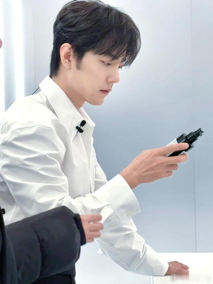 黑白雅痞｜肖战的光影松弛感白衬衫与黑阔腿裤，是永不过时的经典答卷。肖战身着 RE