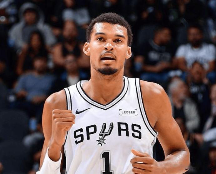 文班亚马这揭幕战简直杀疯了！在10月23日NBA常规赛马刺对阵独行侠的比赛里，马