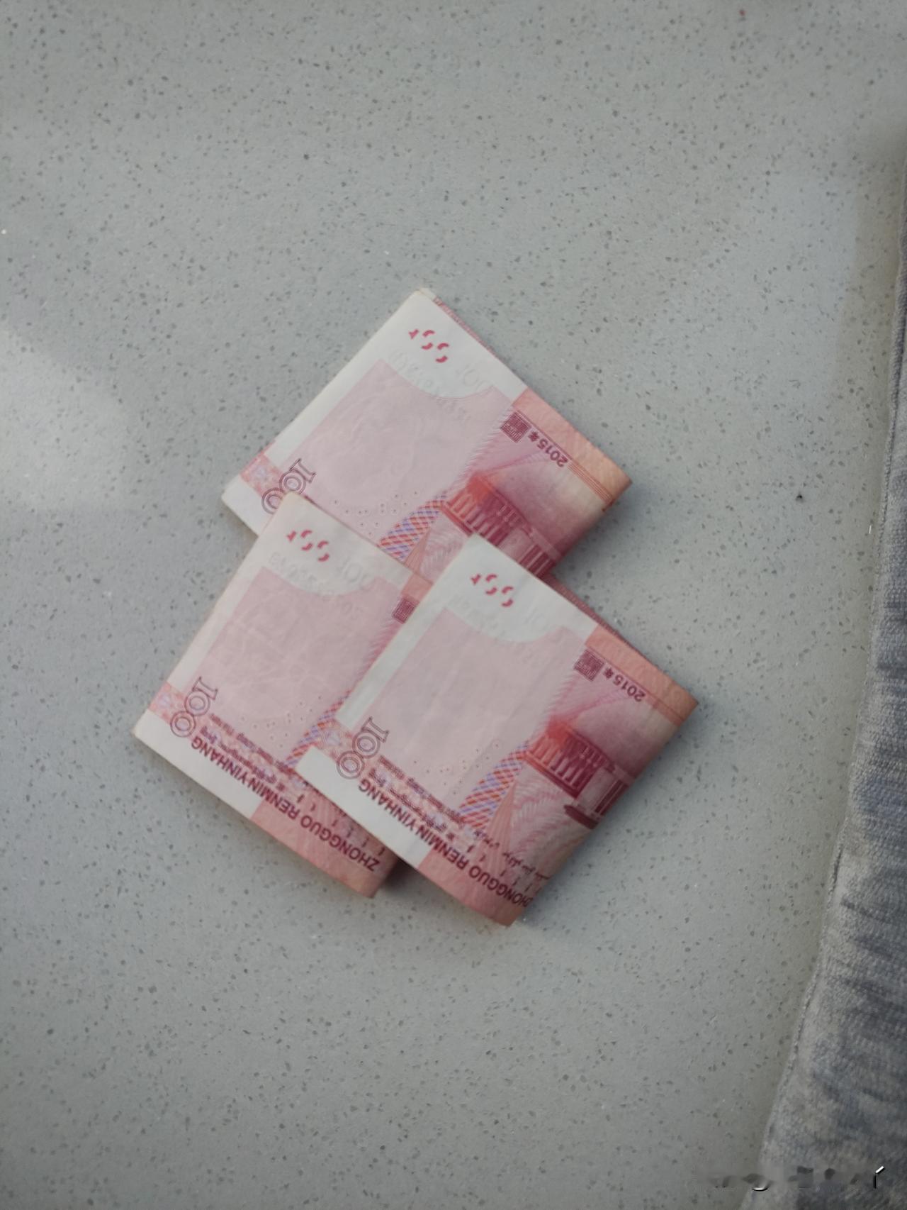 麻团儿：闹心啥呢？
我：他们说我没素质。
麻团儿：谁呀？
我：头条上的人。
麻团