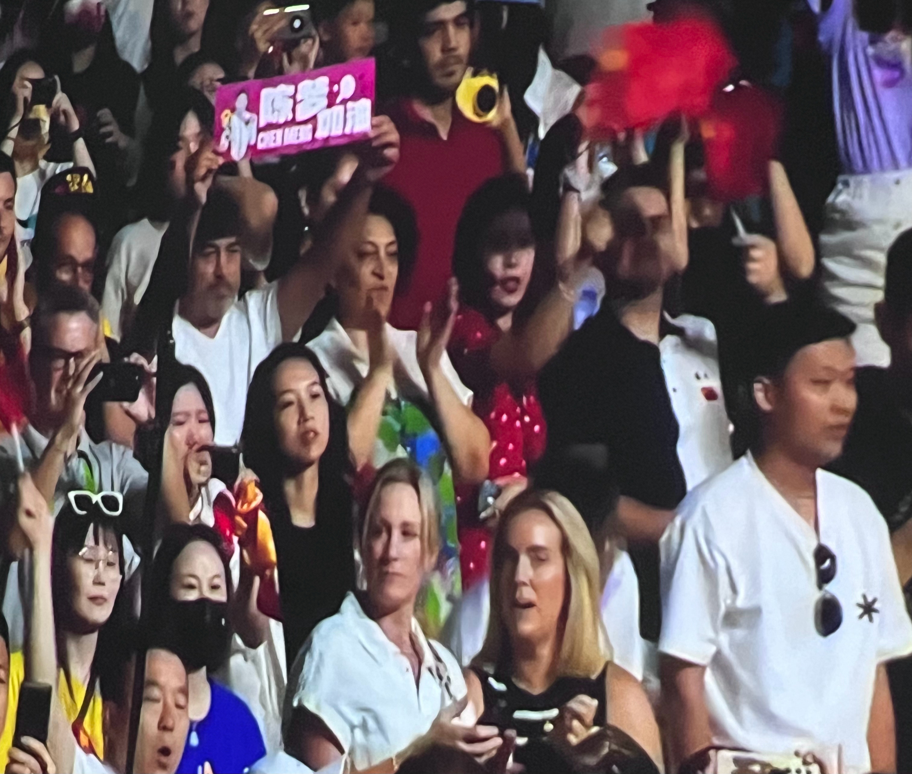 #陈梦女单金牌##陈梦卫冕冠军#导播不容易，最后找到了一个给陈梦举牌的镜头。还是