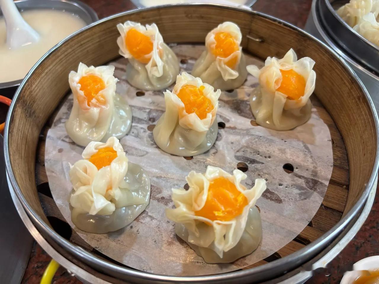 财富大于欲望需求，就是财富自由。其实农村人是最容易实现财富自由的，去城市千方百计