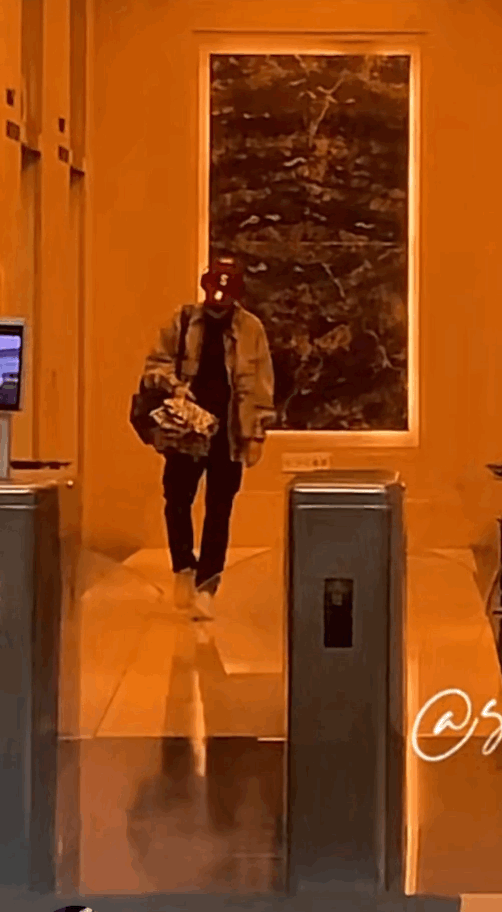 苏新皓 哈哈哈哈哈哈哈 这几步走的跟喝醉了一样谁懂 ​​​