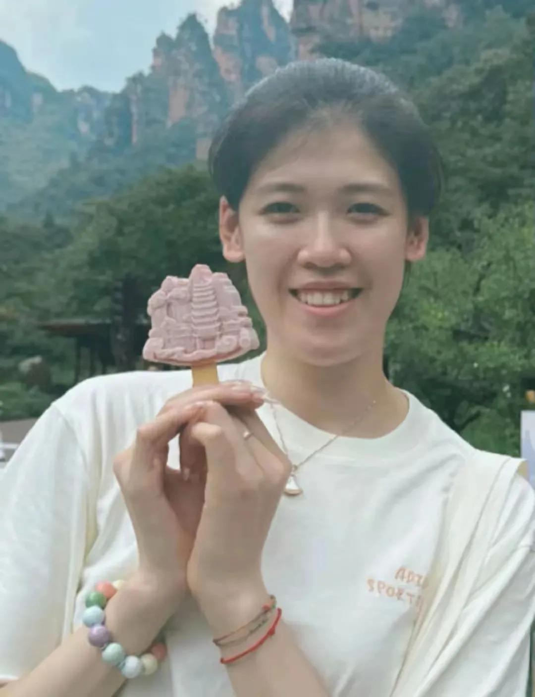 [赞][火炬]静若止水，动则雷霆。不一样的风采，排坛巾帼李盈莹！[击掌][加油]