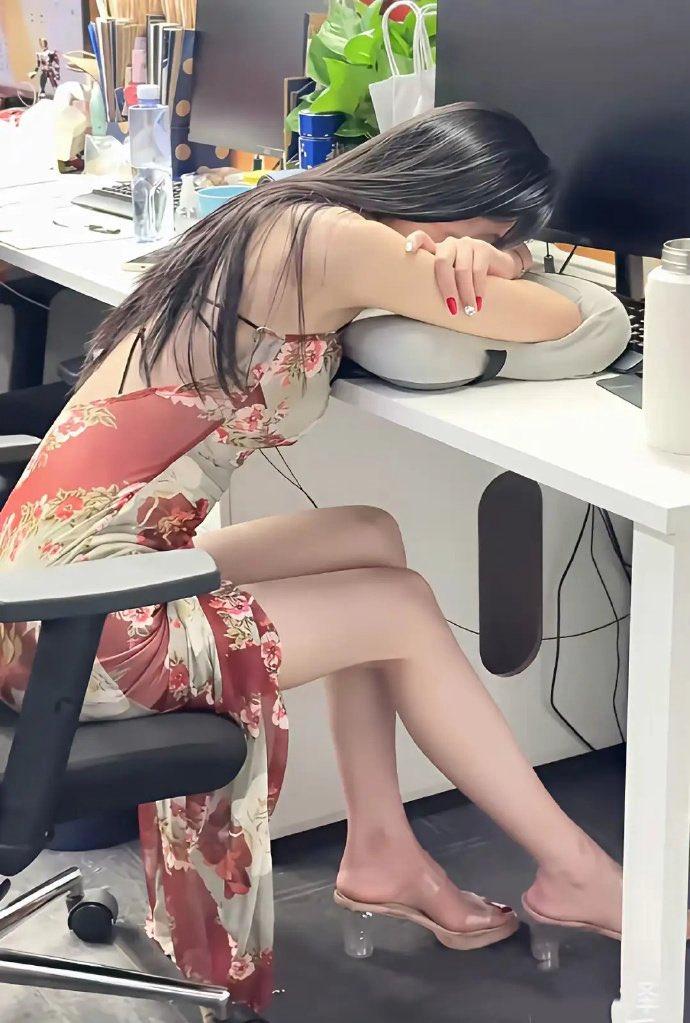 我就说为什么最近老加班？
外面太热了，办公室有空调，对，就是这样的。