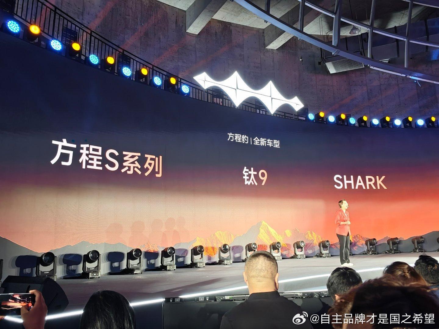熊总泪撒当场哽咽了足足半分钟讲的一路走来的不易全场掌声不断太难了，也点名了姚18