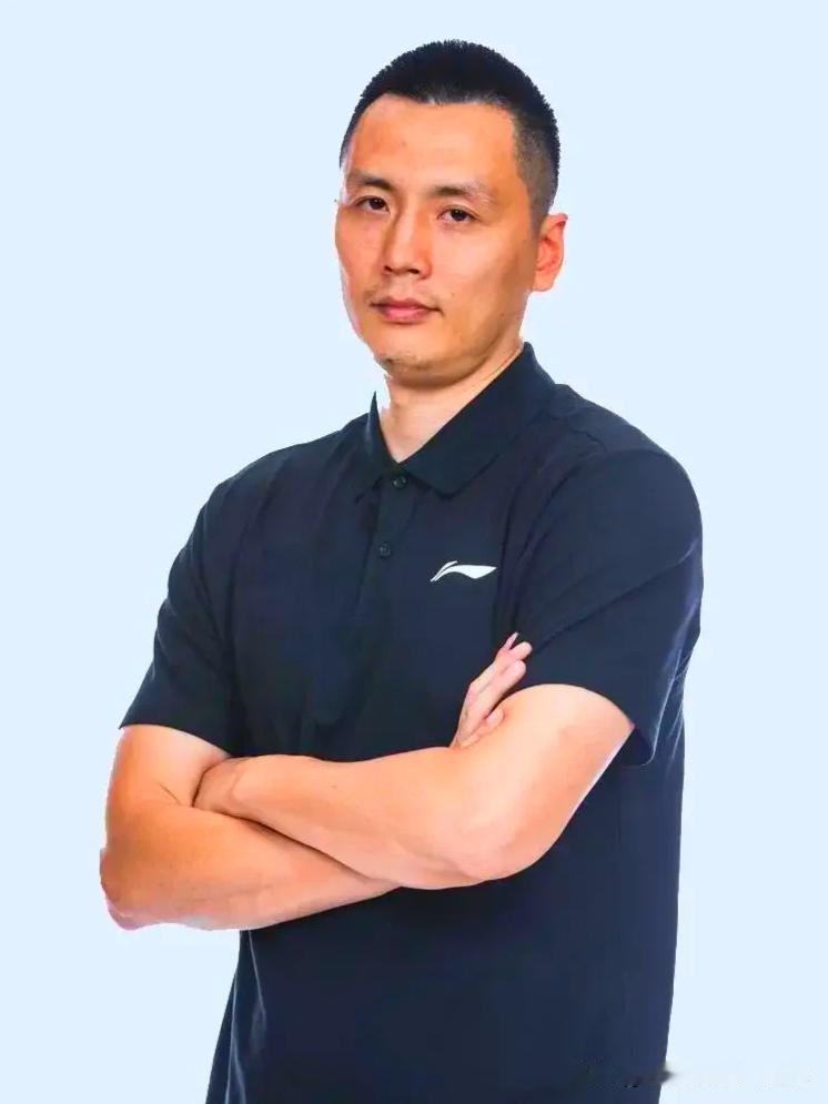卢伟，41岁，辽宁抚顺人，身高1.94米，现任上海久事男篮主教练。他外形俊朗，五