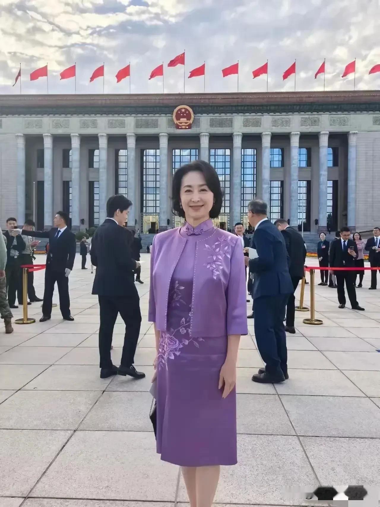 你知道在众多豪门子女中，什么样的人能脱颖而出成为真正的佼佼者吗？何超琼就是这样一