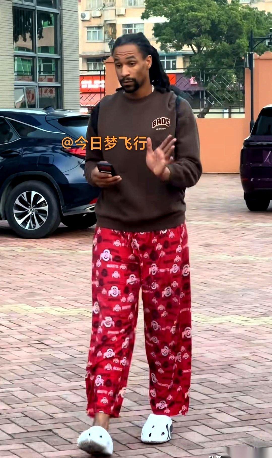 刚打完常规赛第一阶段，广东队训练馆门口，三个人，三种状态。
大外援萨林杰第一个出