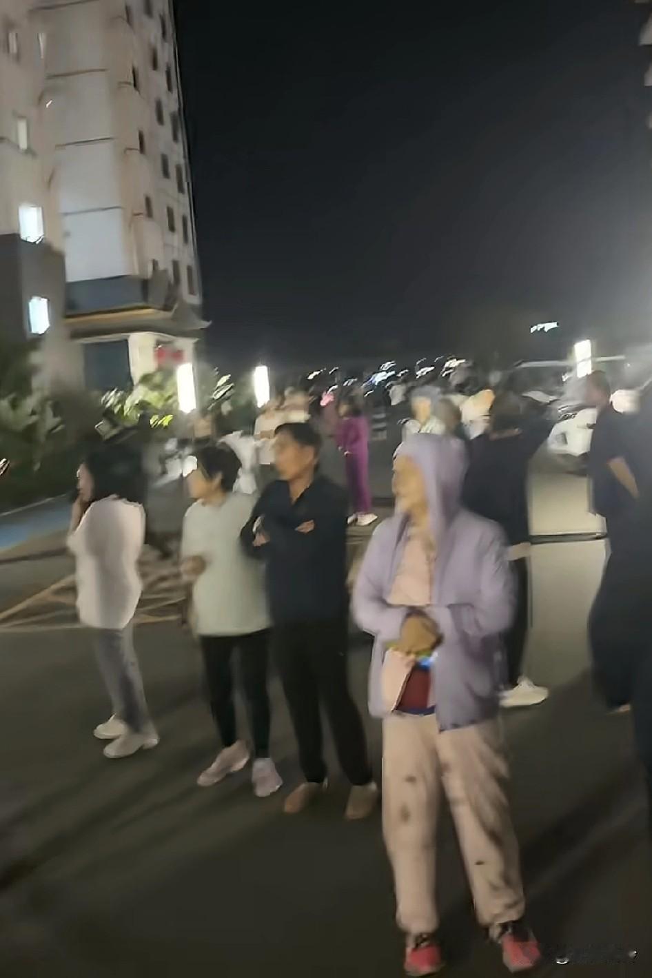 看到好多女孩没穿衣服就跑出宾馆，还说玩的够开放的啊，毕竟喝酒了，没感出来，后来听