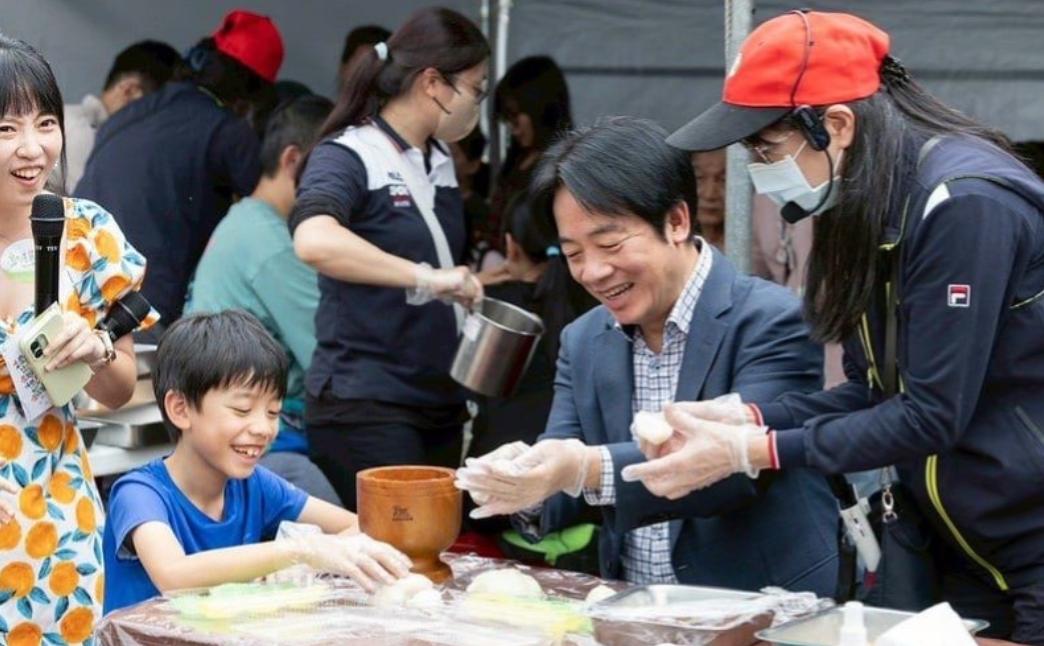 赖清德母亲节装暖男！说尽温柔情话，可他之前的做派和如今相比较，可是两种不同的极端