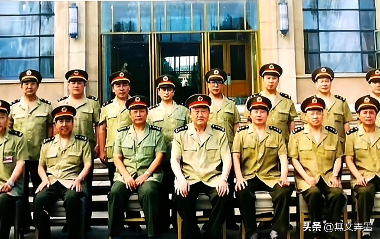 后面站着的几位都是当年由大校军官新晋升的少将
1994年7月28日，北京军区党委