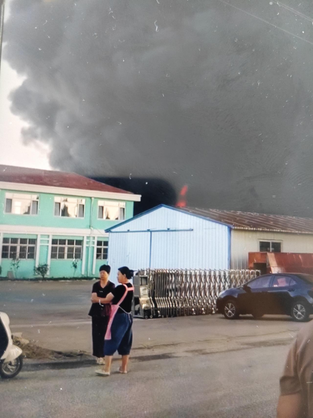 今天早上八点多，在即墨区营流路北安路段看到一辆消防救援车拉着警笛一路向北去了！当