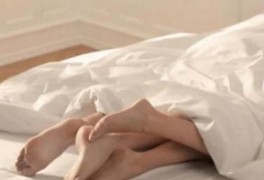 四川，17岁男生在酒吧玩耍时，碰到一名比自己大6岁的女子，对方不仅与其发生了关系