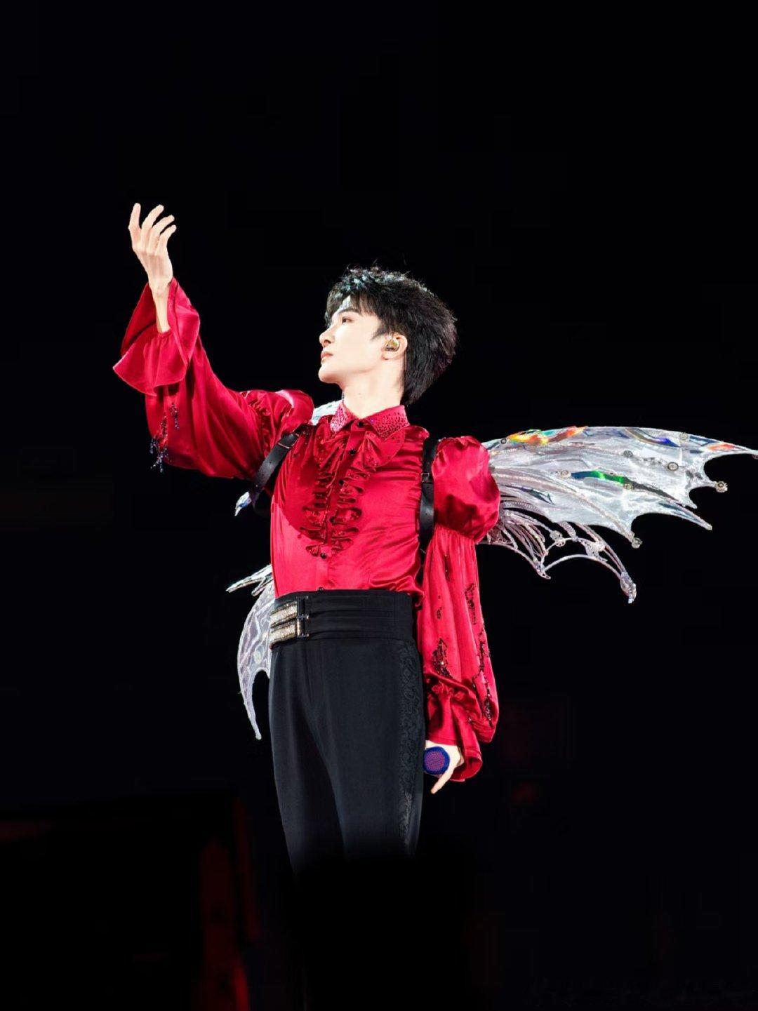 周深跨年主理人 瞧瞧周深，跨年主理人当得风生水起！26年跨年开场就惊艳全场，连续